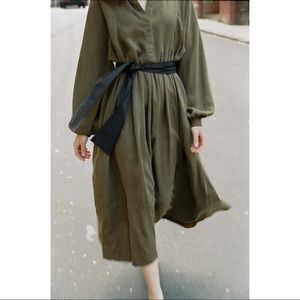 Kamperett Cassatt dress with belt in olive green